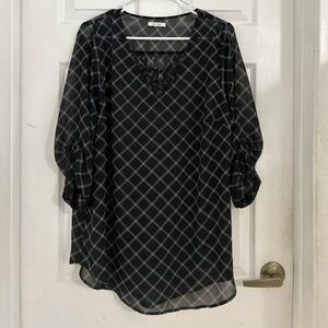 Maurices Black Top blouse with White Grid Pattern Sz 0